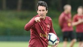 HLV Unai Emery những ngày đầu tiên trên sân tập Arsenal. Ảnh: Getty Images