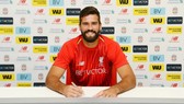 Alisson chính thức gia nhập Liverpoo. Ảnh: liverpoolfc.com