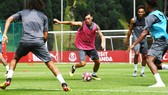 Mesut Oezil rất tập trung ngay khi trở lại sân tập. Ảnh: arsenal.com