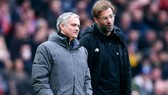HLV Jurgen Klopp (phải) và Jose Mourinho dự báo sẽ có mùa giải căng thẳng. Ảnh: Getty Images