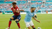 Riyad Mahrez (phải) chấn thương khiến vấn đề nhân sự của Man.City thêm khó. Ảnh: Getty Images