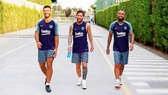 Vidal (phải) làm thân với Messi trong buổi tập đầu tiên. Ảnh: Getty Images