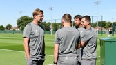 HLV Jurgen Klopp thảo luận với các cộng sự trên sân tập. Ảnh: liverpoolecho