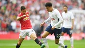 Tottenham (phải) sẽ có chuyến làm khách khó khăn tại Man.United. Ảnh: Getty Images