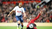 Hình ảnh tiêu biểu của thất bại, Chris Smalling té ngã để Lucas Moura thoát xuống ấn định chiến thắng. Ảnh: Getty Images