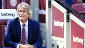 HLV Manuel Pellegrini vẫn bình tĩnh bất chấp khủng hoảng. Ảnh: Getty Images
