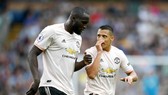 Alexis Sanchez (phải) và Romelu Lukaku đến đã khiến vấn đề tài chính của Man.United khó khăn. Ảnh: Getty Images