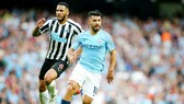 Sergio Aguero (phải) là 1 trong những cầu thủ Man.City năng nổ nhất trong mùa giải mới. Ảnh: Getty Images