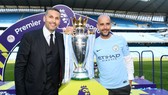 Chủ tịch Khaldoon Al Mubarak mừng chức vô địch Premier Legaue bên cạnh HLV Pep Guardiola. Ảnh: Getty Images