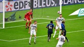 Antoine Griezmann đánh đầu tuyệt đẹp gỡ hòa. Ảnh: Getty Images