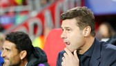HLV Mauricio Pochetinno không giấu được vẻ lo lắng trước trận derby London. Ảnh: Getty Images
