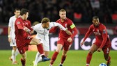 Hàng tiền vệ của Liverpool vất vả ngăn cản Neymar của Paris SG. Ảnh: Getty Images