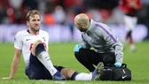 Harry Kane nếu vắng mặt dài hạn sẽ là cú sốc với Tottenham. Ảnh: Getty Images