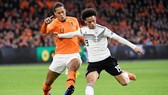 Leroy Sane (phải) cùng tuyển Đức gỡ lại thể diện tại Hà Lan. Ảnh: Getty Images