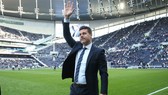HLV Mauricio Pochettino chào người hâm mộ khi tiến ra sân mới. Ảnh: The Sun