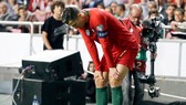 Dù cố gắng trở lại sân, nhưng Cristiano Ronaldo đã không thể tiếp tục thi đấu. Ảnh: Getty Images