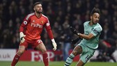 Thủ thành Ben Foster thất vọng khi biếu không bàn thắng cho Pierre-Emerick Aubameyang. Ảnh: Getty Images