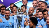 Chiếc cúp “sơ cua” sẽ được mượn lại từ đương kim vô địch Man.City. Ảnh: Getty Images