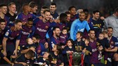 Lionel Messi ghi bàn và cùng đồng đội ăn mừng chức vô địch. Ảnh: Getty Images