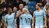 Vincent Kompany tỏa sáng xứng danh vai trò thủ lĩnh. Ảnh: Getty Images