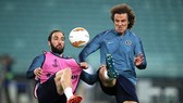 Gonzalo Higuain (trái) và David Luiz va chạm căng thẳng trong buổi tập. Ảnh: Daily Mail