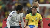 Arthur Melo đau đớn rời sân và đối mặt nguy cơ không thể dự giải. Ảnh: Getty Images