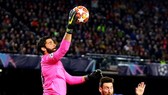 Alisson luôn chơi tyệt vời khi đối đầu Lionel Messi ở CLB. Ảnh: Getty Images