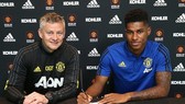 HLV Ole Gunnar Solskjaer và Marcus Rashford vui mừng ký hợp đồng mới. Ảnh: Getty Images