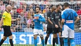 Hình ảnh từ trận thua Napoli cho thấy cầu thủ Liverpool thật sự đang bị áp lực. Ảnh: Getty Images