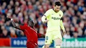 Sadio Mane (trái) đối đầu Lionel Messi ở Champions League mùa qua. Ảnh: Getty Images