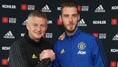 David de Gea và HLV Ole Gunnar Solskjaer trong buổi ký kết. Ảnh: Getty Images
