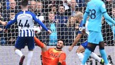 Hugo Lloris đau đớn nhìn đối phương ghi bàn từ sai lầm của mình. Ảnh: Getty Images