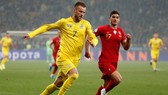 Ukraine (trái) đã xuất sắc giành quyền góp mặt ở VCK EURO lần thứ 3 liên tiếp. Ảnh: Getty Images