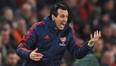 HLV Unai Emery sẽ không còn an toàn nếu thành tích tiếp tục sa sút. Ảnh: Getty Images
