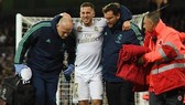 Eden Hazard khá đau đớn khi rời sân. Ảnh: Getty Images