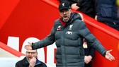 HLV Jurgen Klopp phản ứng dữ dội trong diễn biến trước Watford. Ảnh: Getty Images