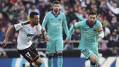 Lionel Messi và Barcelona đã chấp nhận thất bại trong sự bất lực ở Valencia. Ảnh: Getty Images
