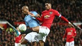 Fernandinho hứng khởi càng giúp Man.City vững vàng trước mối đe dọa từ Man.United. Ảnh: Getty Images