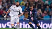Kylian Mbappe (phải) cùng Paris SG đối đầu Real Madrid ở vòng bảng Champions League. Ảnh: Getty Images