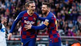 Lionel Messi mừng khi kiến tạo cho Antoine Griezmann ghi bàn. Ảnh: Getty Images
