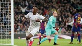 Vinicius Junior và Real cùng vượt qua Lionel Messi và Barca. Ảnh: Getty Images