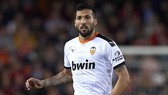 Ezequiel Garay nằm trong 5 thành viên của Valencia dương tính với SARS-CoV-2. Ảnh: Getty Images