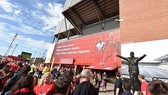 Người hâm mộ rất khó kiểm soát bản thân trước thời điểm đăng quang của Liverpool. Ảnh: Getty Images