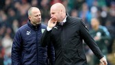 Ian Woan (trái), trợ lý của HLV Sean Dyche tại Burnley, là một trong 6 ca nhiễm. Ảnh: Getty Images