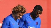 Ousmane Dembele (phải) và Antoine Griezmann nếu kịp sẵn sàng sẽ là tin rất tốt với Barca.