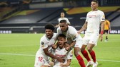 Lucas Ocampos mừng bàn thắng quyết định vào lưới Wolves. Ảnh: Getty Images