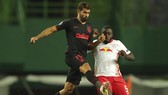 Atletico Madrid (trái) dừng bước ở tứ kết Champions League là kết quả công bằng. Ảnh: Getty Images