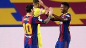 Ansu Fati nhận được sự tán thưởng của Lionel Messi sau cú đúp. Ảnh: Getty Images