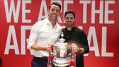 Giám đốc kỹ thuật, Edu (trái) đang phối hợp tuyệt vời cùng HLV Mikel Arteta. Ảnh: Getty Images