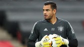 Sergio Romero muốn đi chẳng được mà ở lại cũng không xong. Ảnh: Getty Images